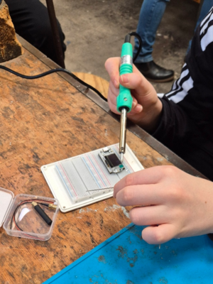 Schüler beim zusammen bauen der CoMoS Station