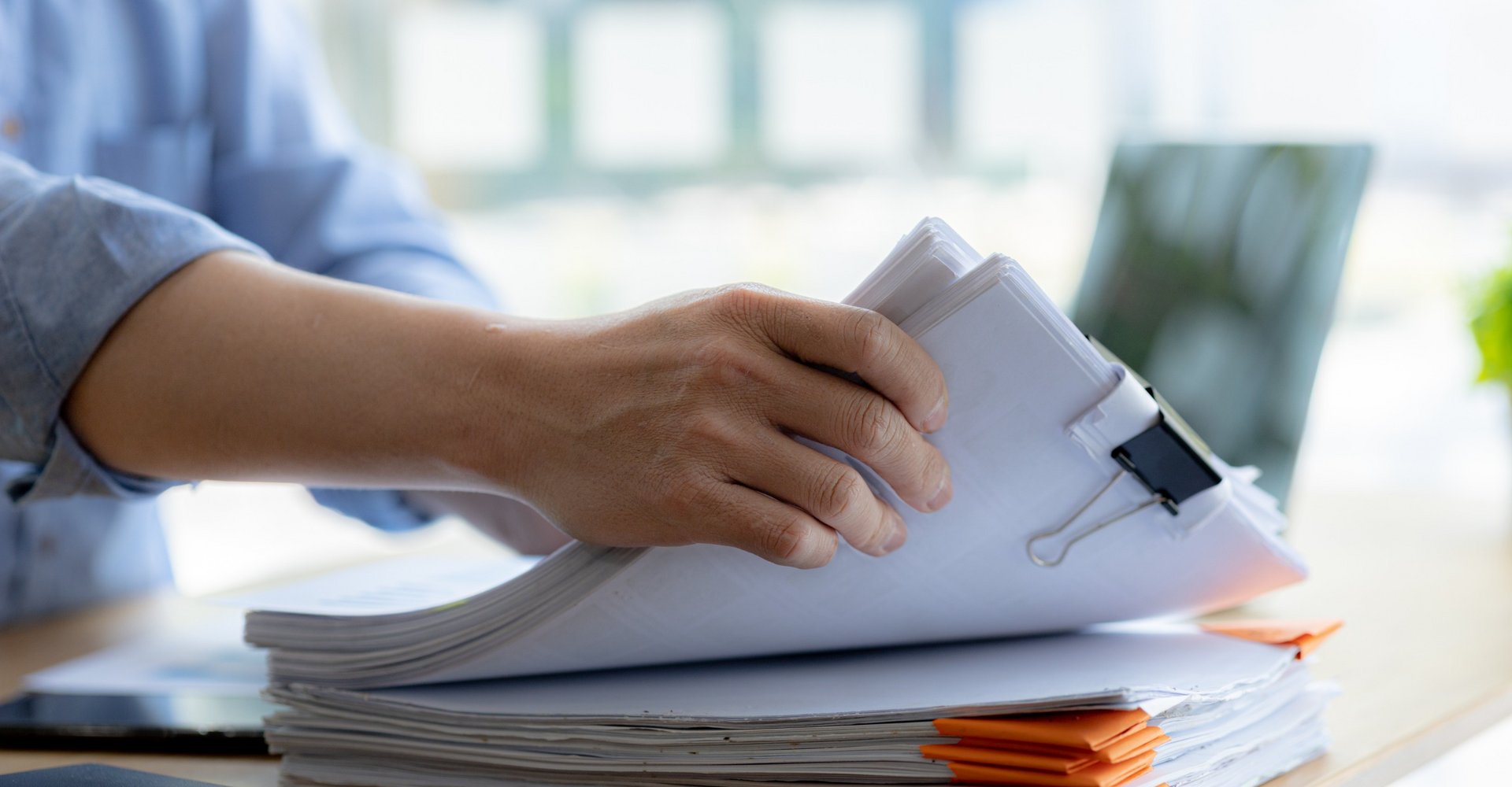 Mann sortiert Dokumente